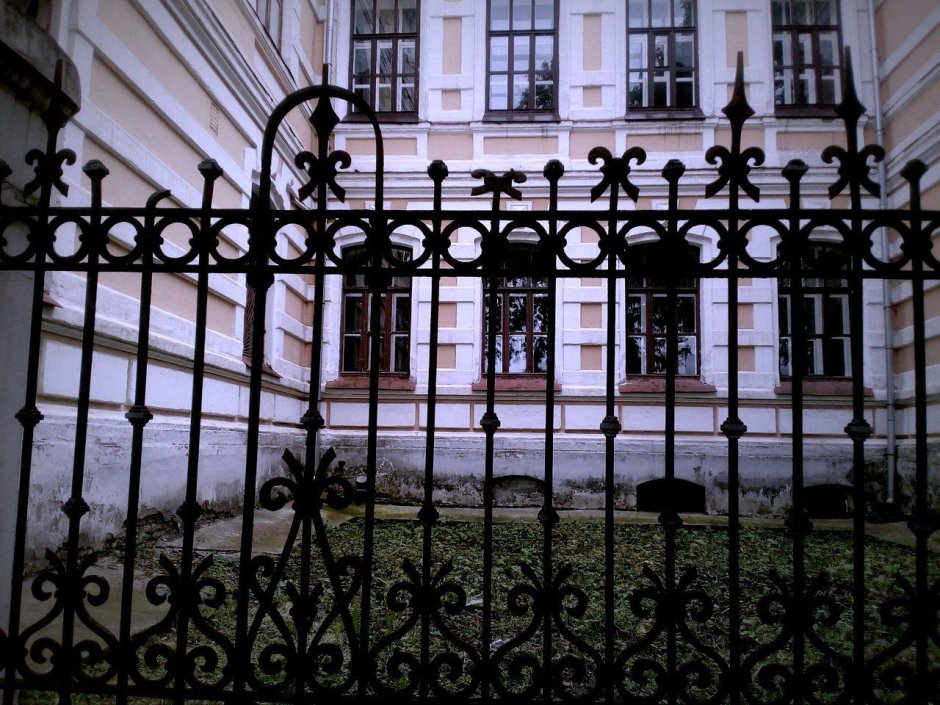 Училище Екатерино-Петровское с оградой