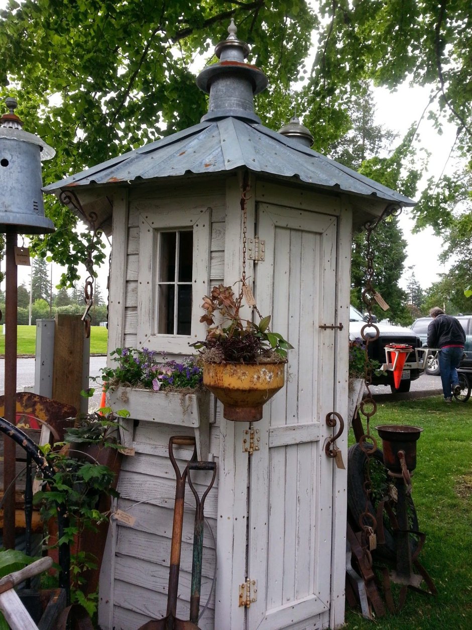 Красивый уличный туалет