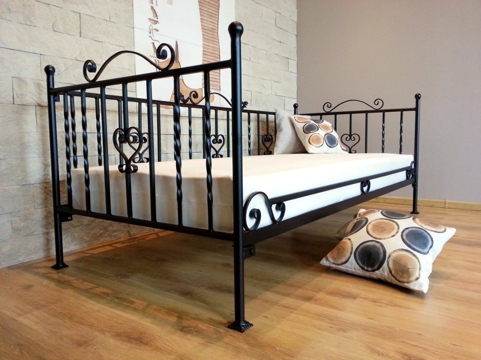 Кровать с железными прутьями