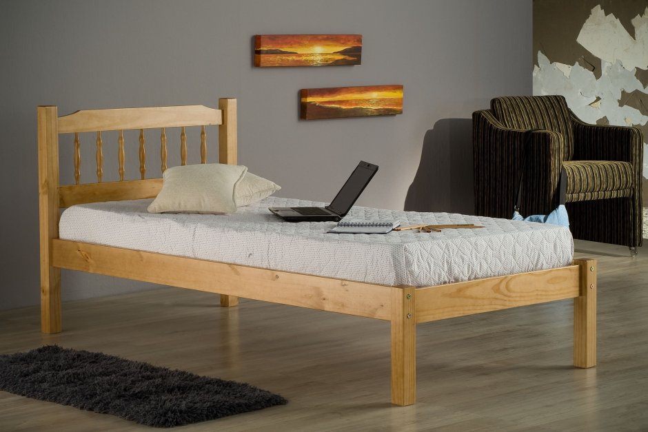 Кровать на деревянных ножках