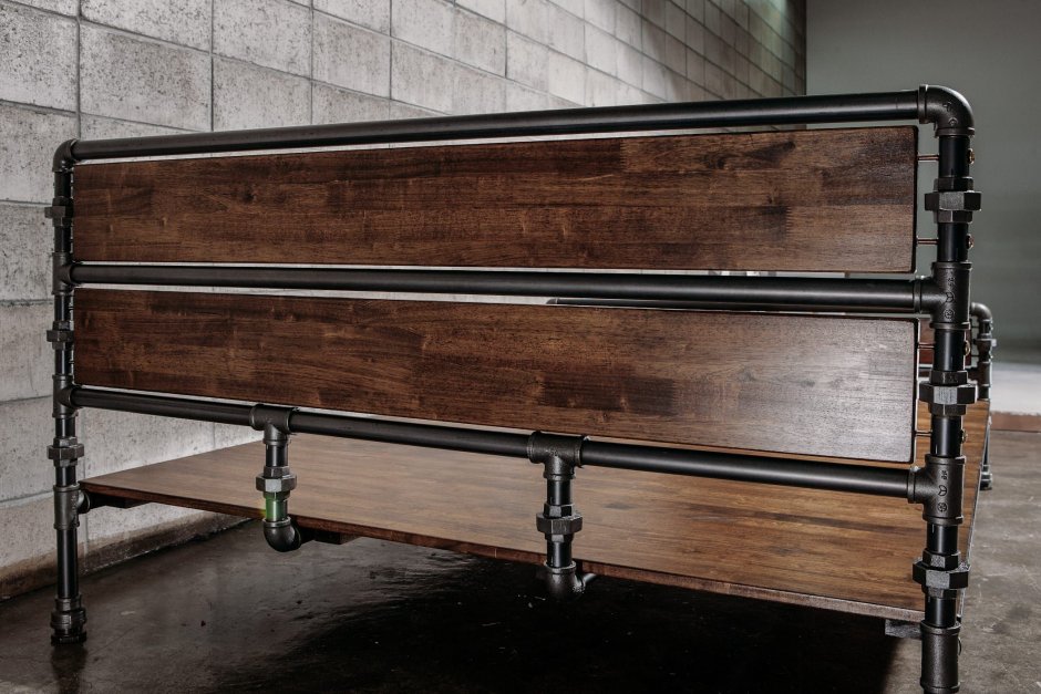 Кровать из водопроводных труб