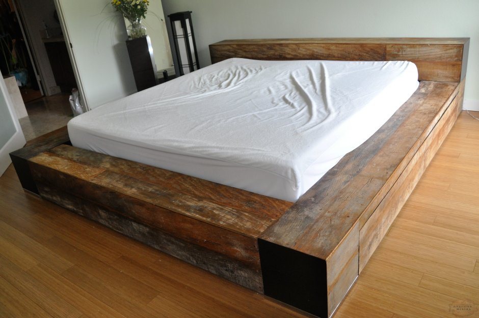 Кровать на деревянном подиуме