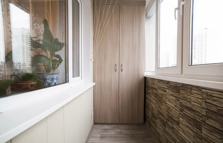 Отделка балкона лиственницей