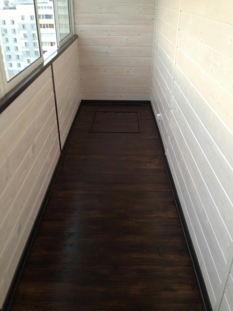 Балкон отделанный деревом