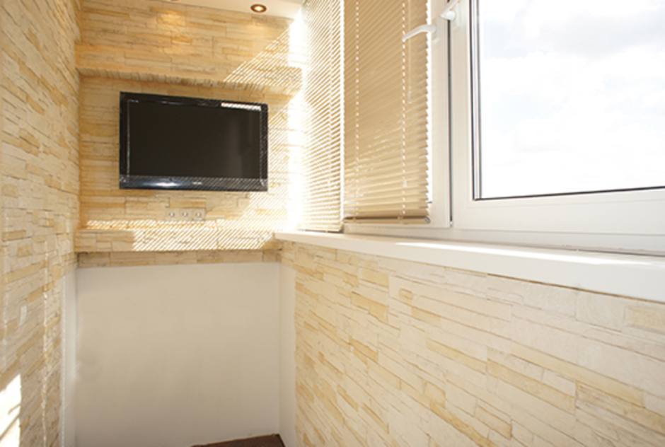 Балкон ламинат и кирпич