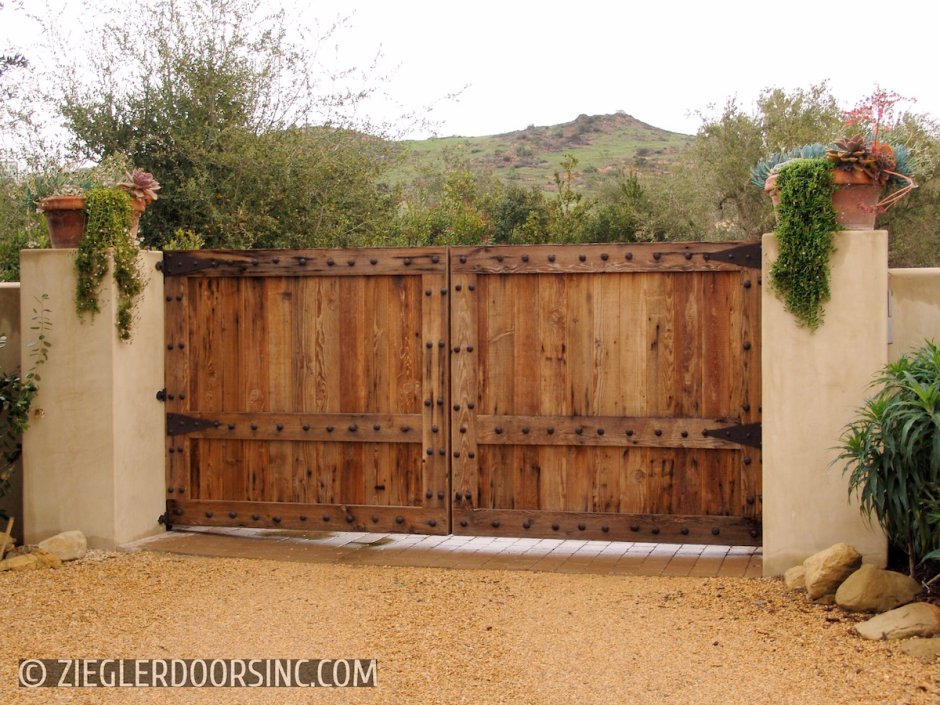 Ворота на участок в средиземноморском стиле