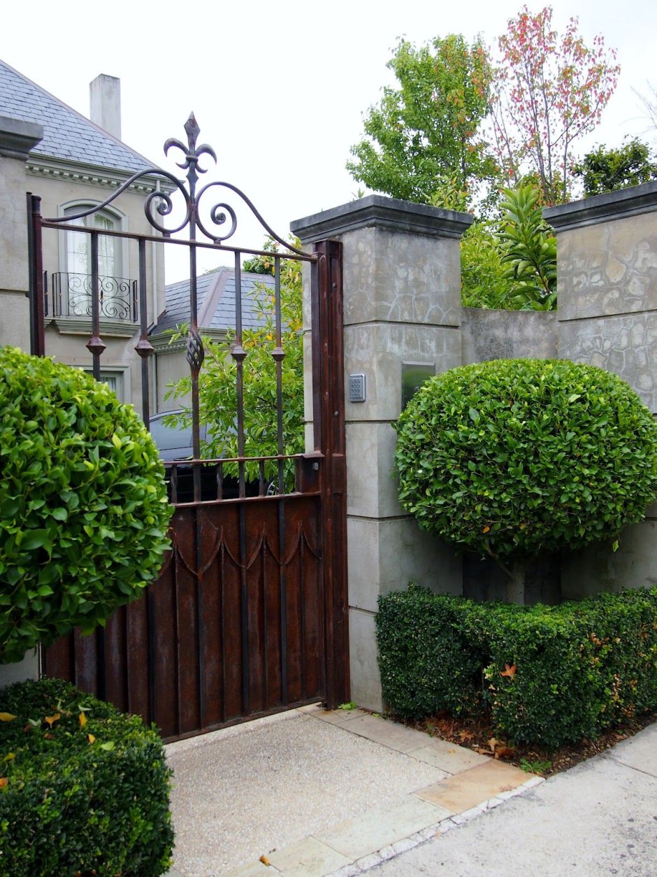 Изгородь перед домом