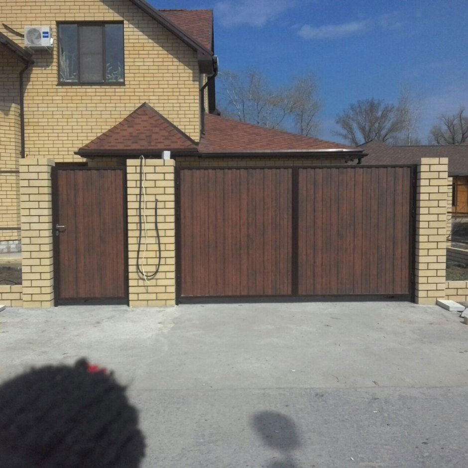 Ворота с забором в частном доме