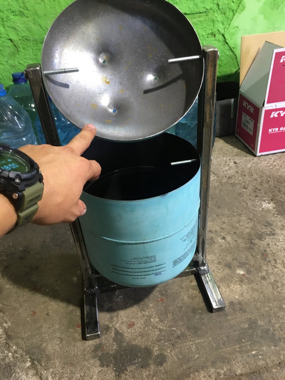 Мусорное ведро из баллона фреона