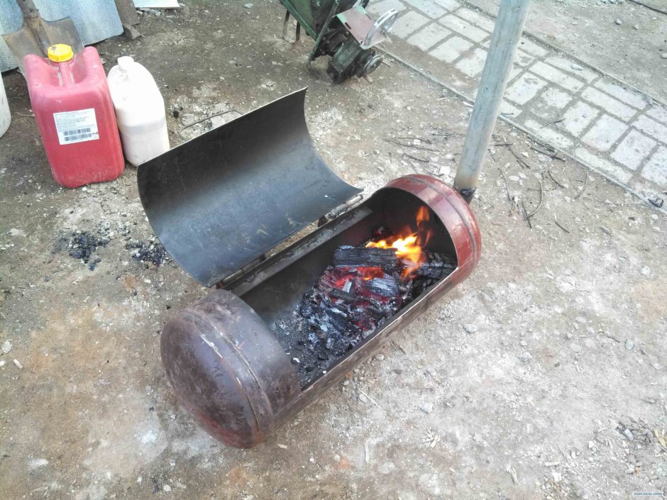 Коптильня из маленького газового баллона