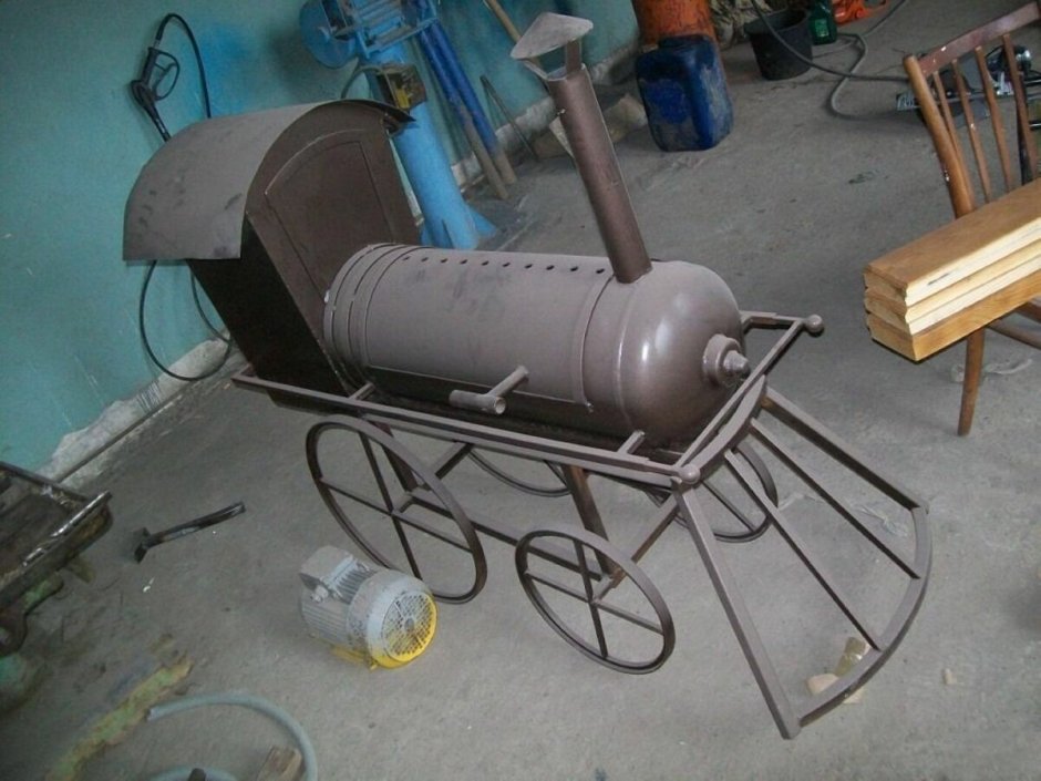 Мангал из газового баллона с коптильней паровоз