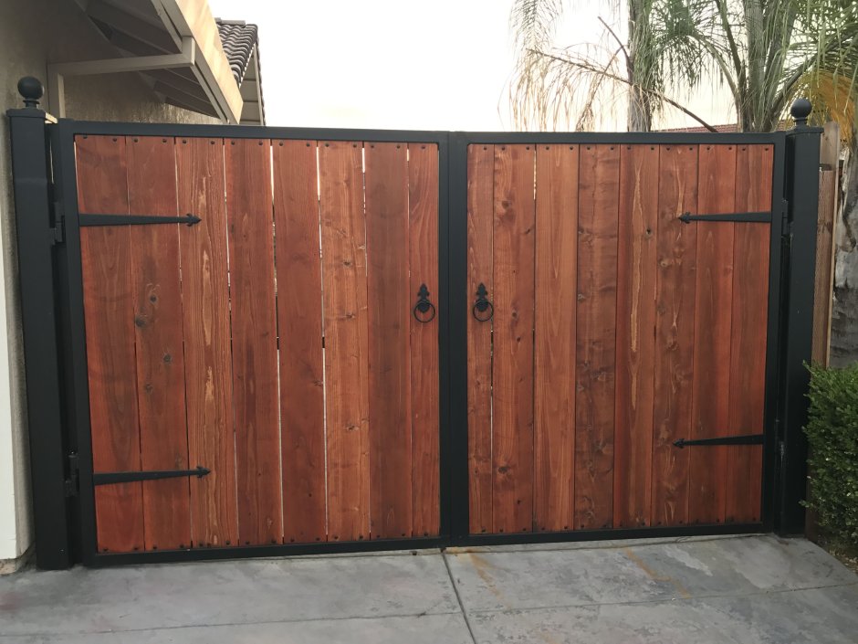 Ворота обшитые деревом распашные