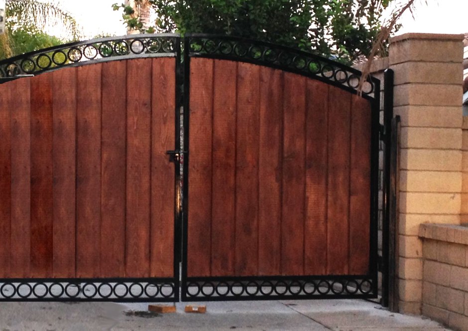 Калитка металлическая с деревянными вставками