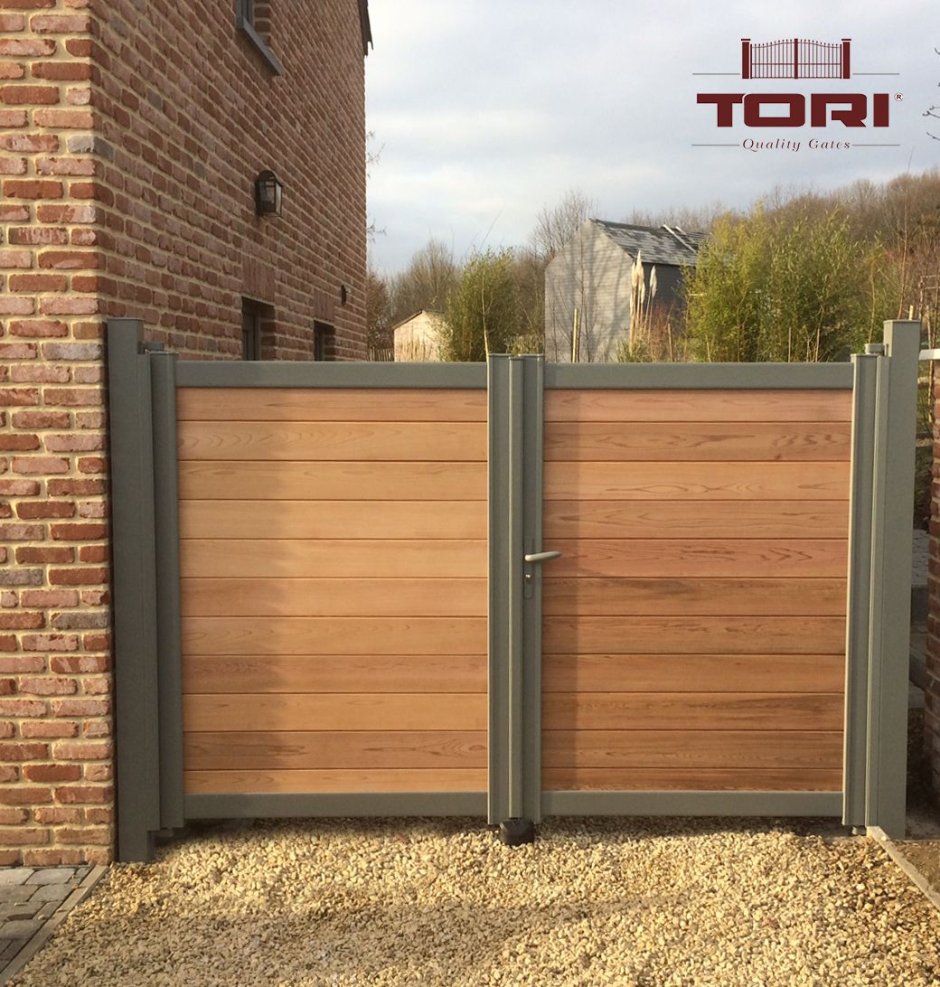 Ворота обшитые деревом распашные