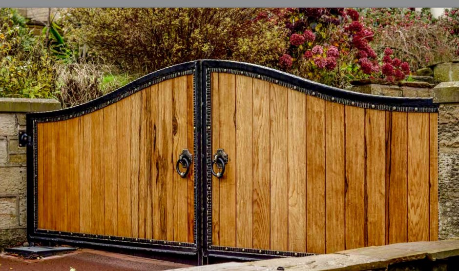 Деревянный забор с металлическими воротами