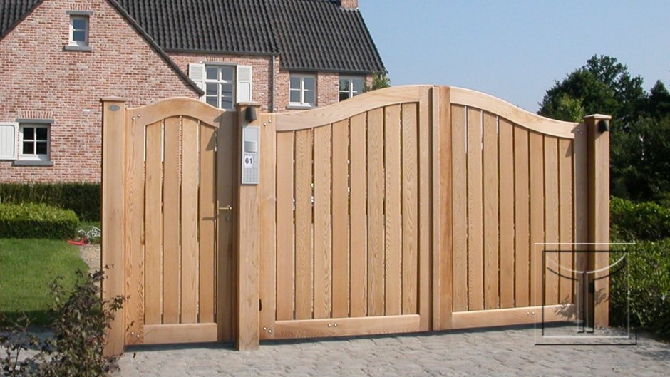 Деревянные ворота на металлическом каркасе