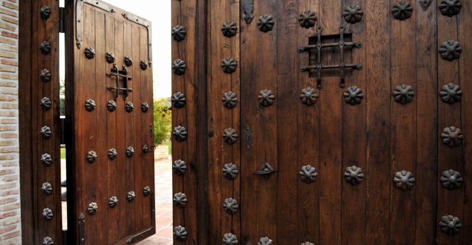 Деревянные ворота на металлическом каркасе