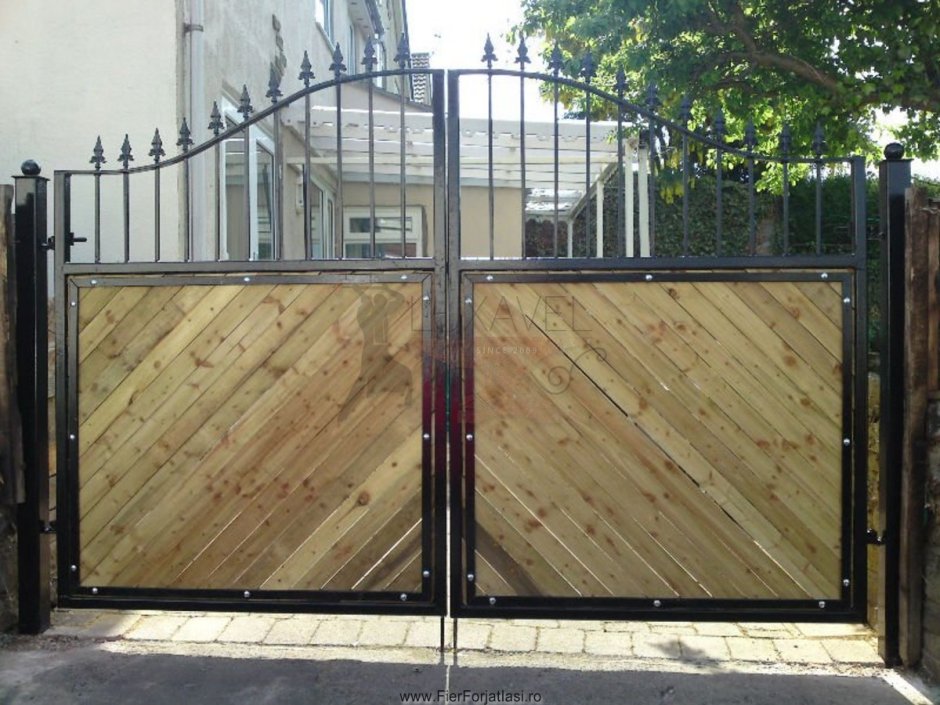 Деревянный забор с металлическими воротами