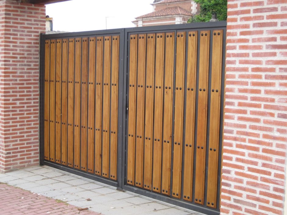 Распашные ворота дерево