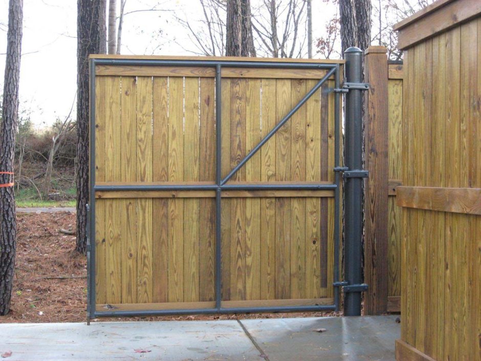 Деревянные ворота на металлическом каркасе