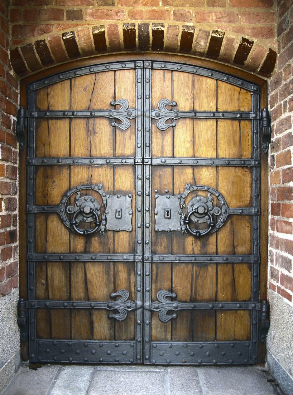 Деревянные ворота на металлическом каркасе