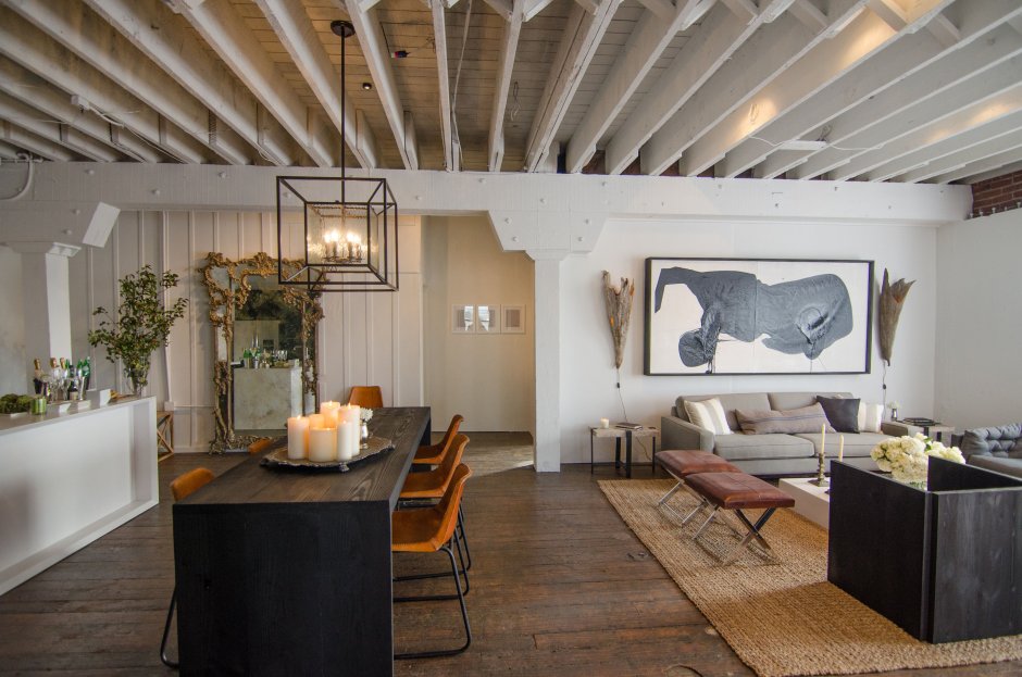 Сводчатый потолок балки лофт стиль