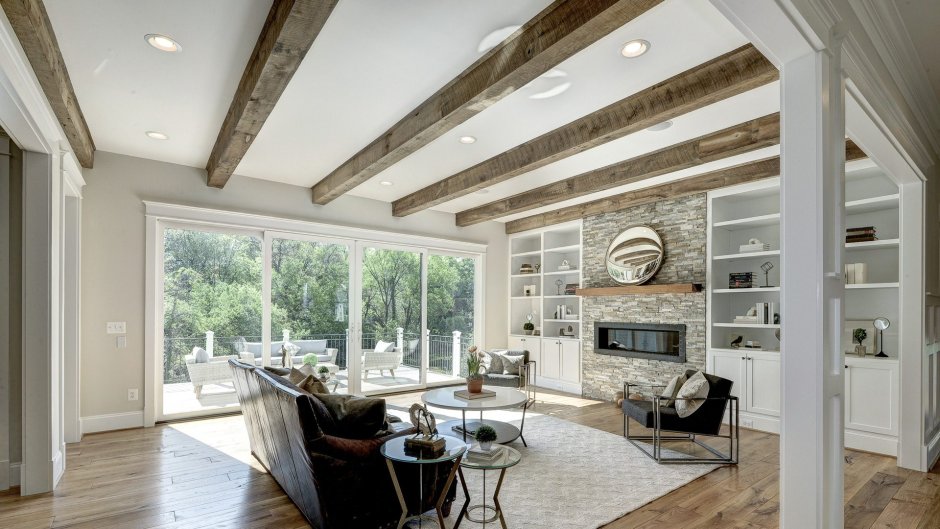 Белые металлические балки в интерьере