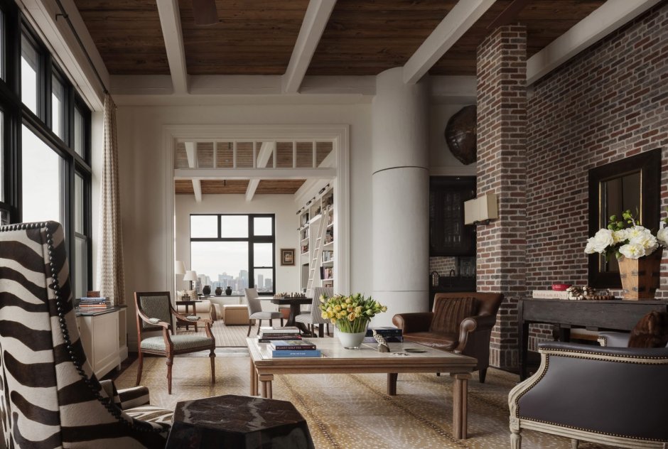 Темные балки на белом потолке