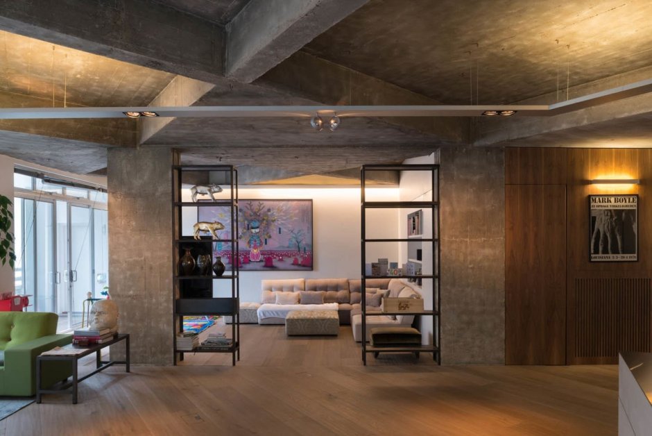 Бетонный потолок с балками