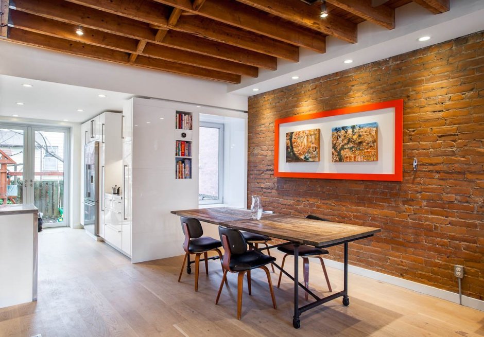 Интерьер кухни с балками