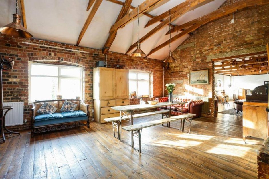 Деревянные балки и колонны в интерьере