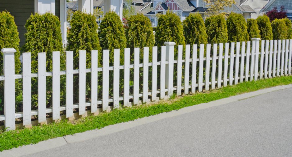 Низкий красивый забор