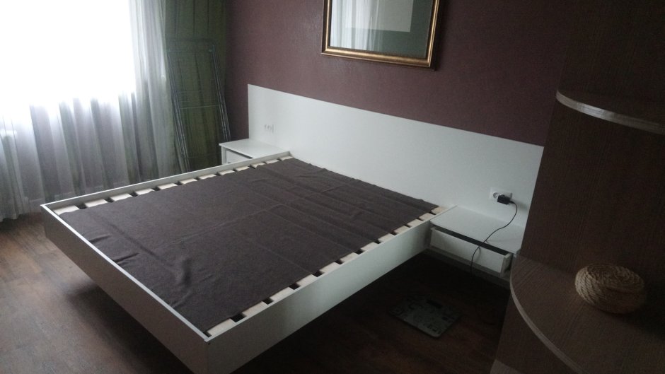 Парящая кровать с подсветкой из металла