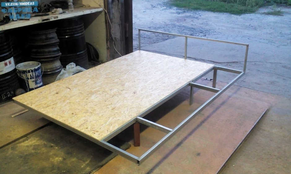 Парящая кровать из профильной трубы