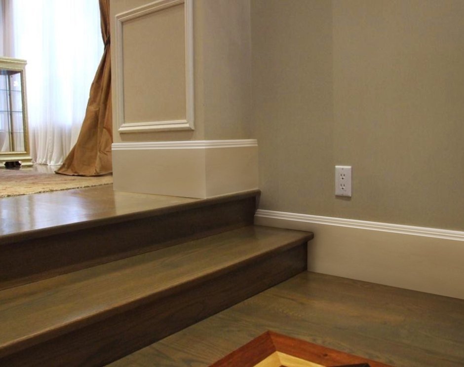 Плинтус напольный темный в интерьере