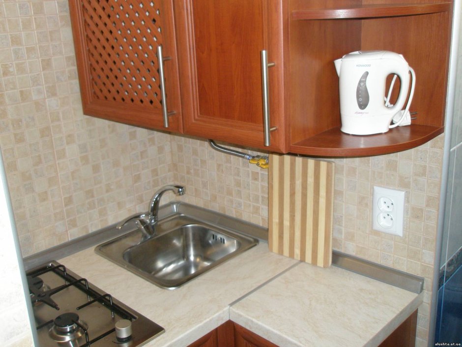 Угловая кухня мойка рядом с плитой