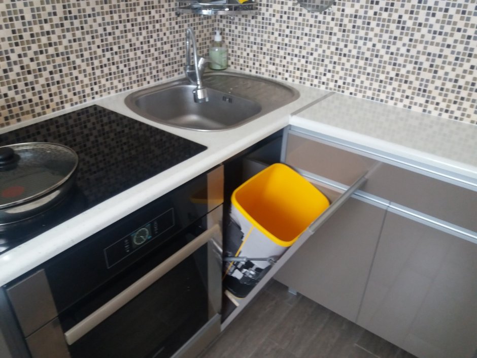 Раковина рядом с плитой на кухне