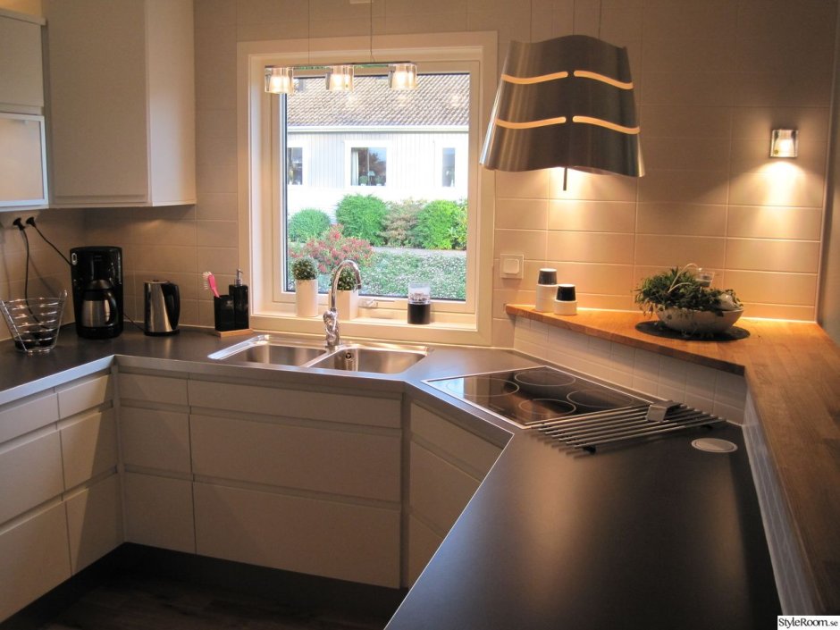 Угловая кухня раковина возле плиты