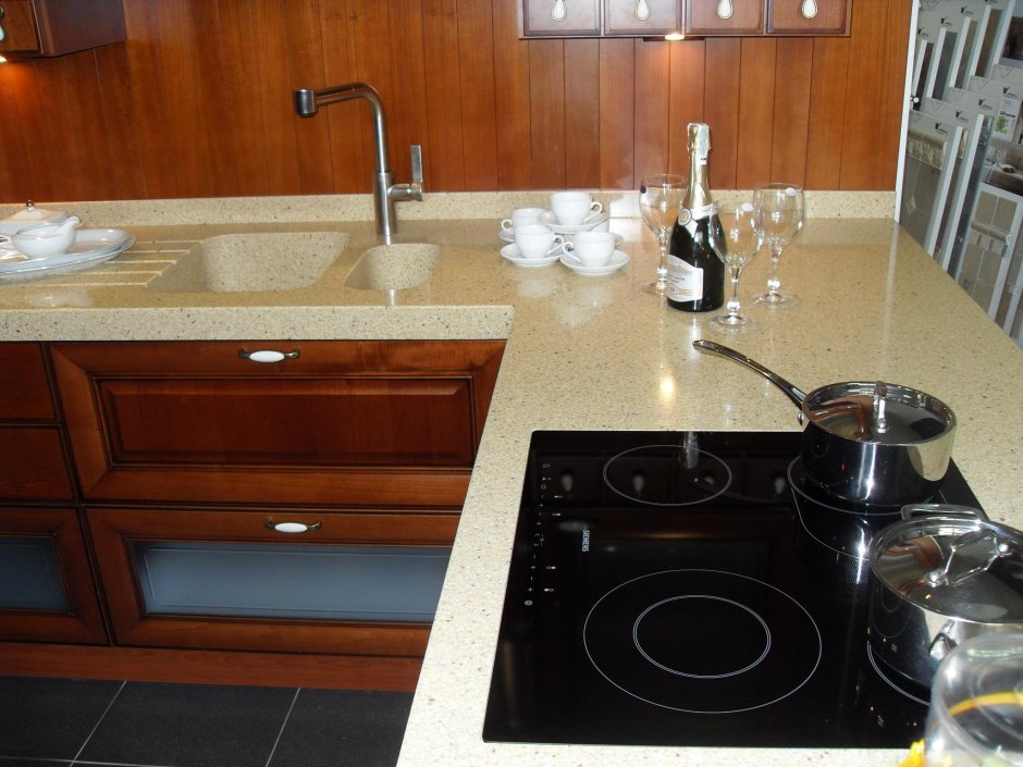 Мойка рядом с варочной панелью