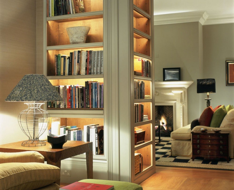 Стеллаж у окна