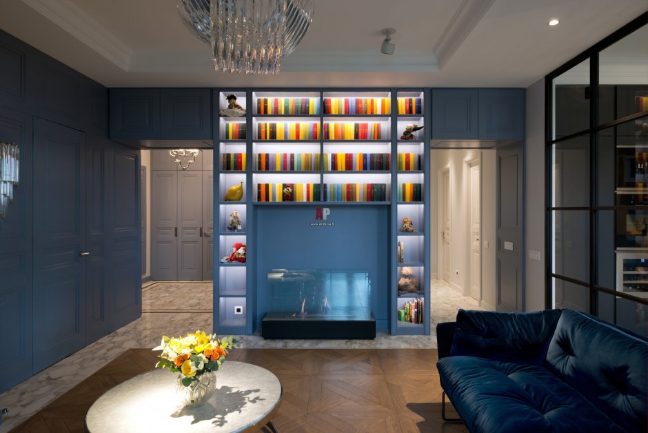 Книжные шкафы вокруг дверного проема