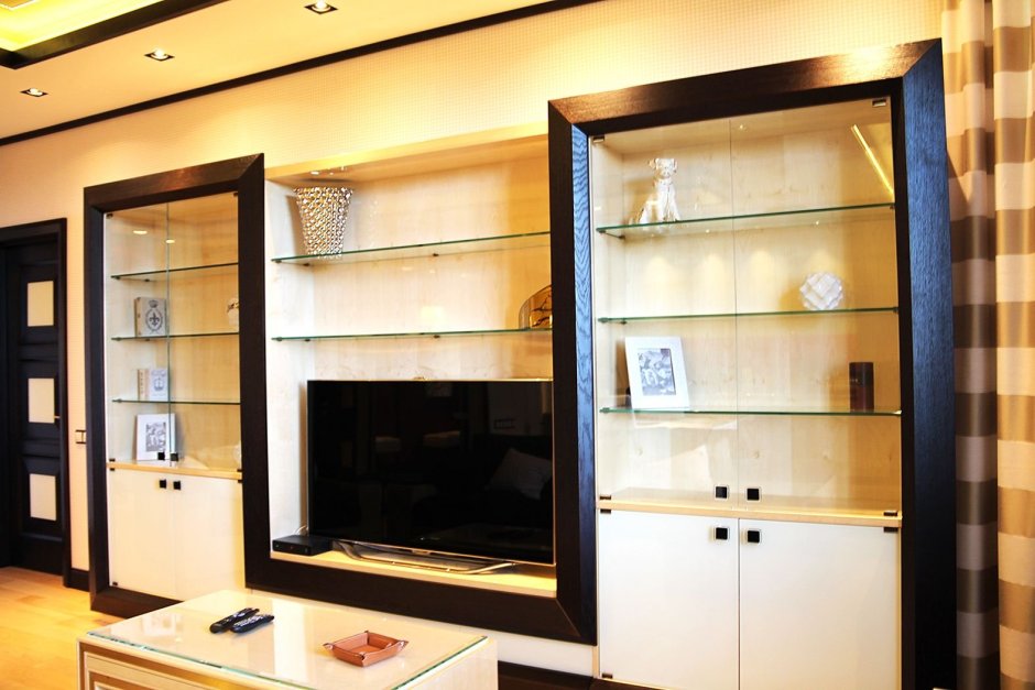 Ниша со стеклянными полками