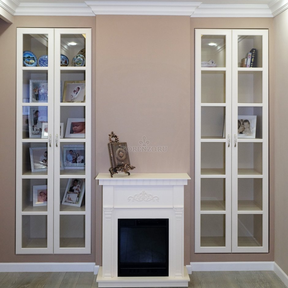 Книжный стеллаж в коридоре