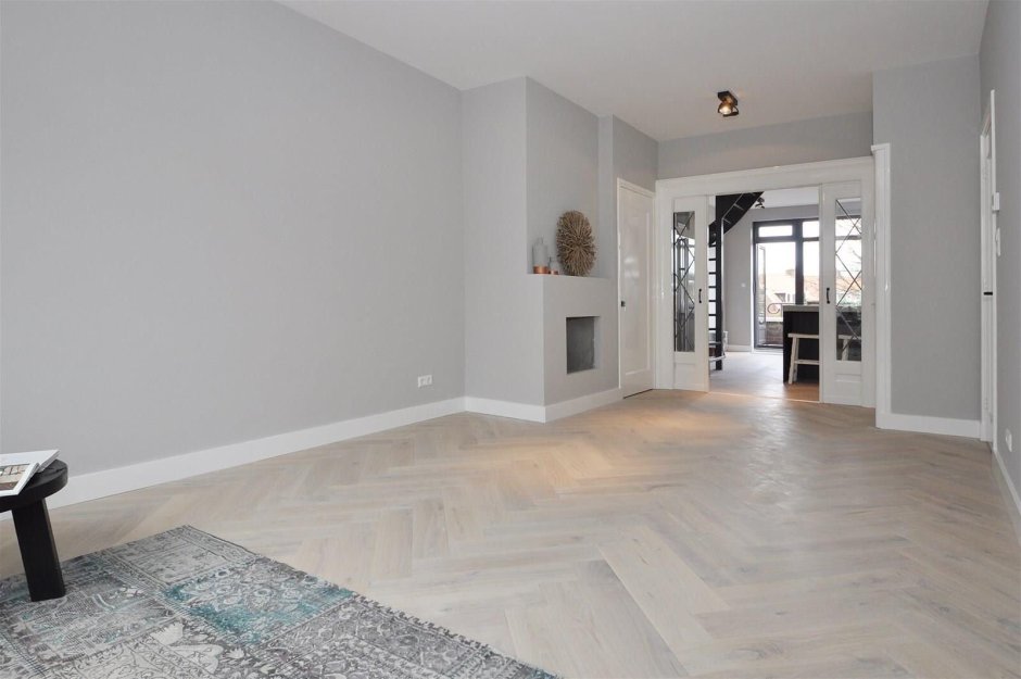 Серые стены светлый пол