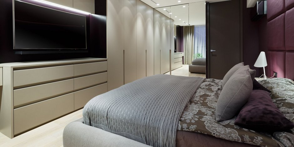Интерьер спальни с телевизором