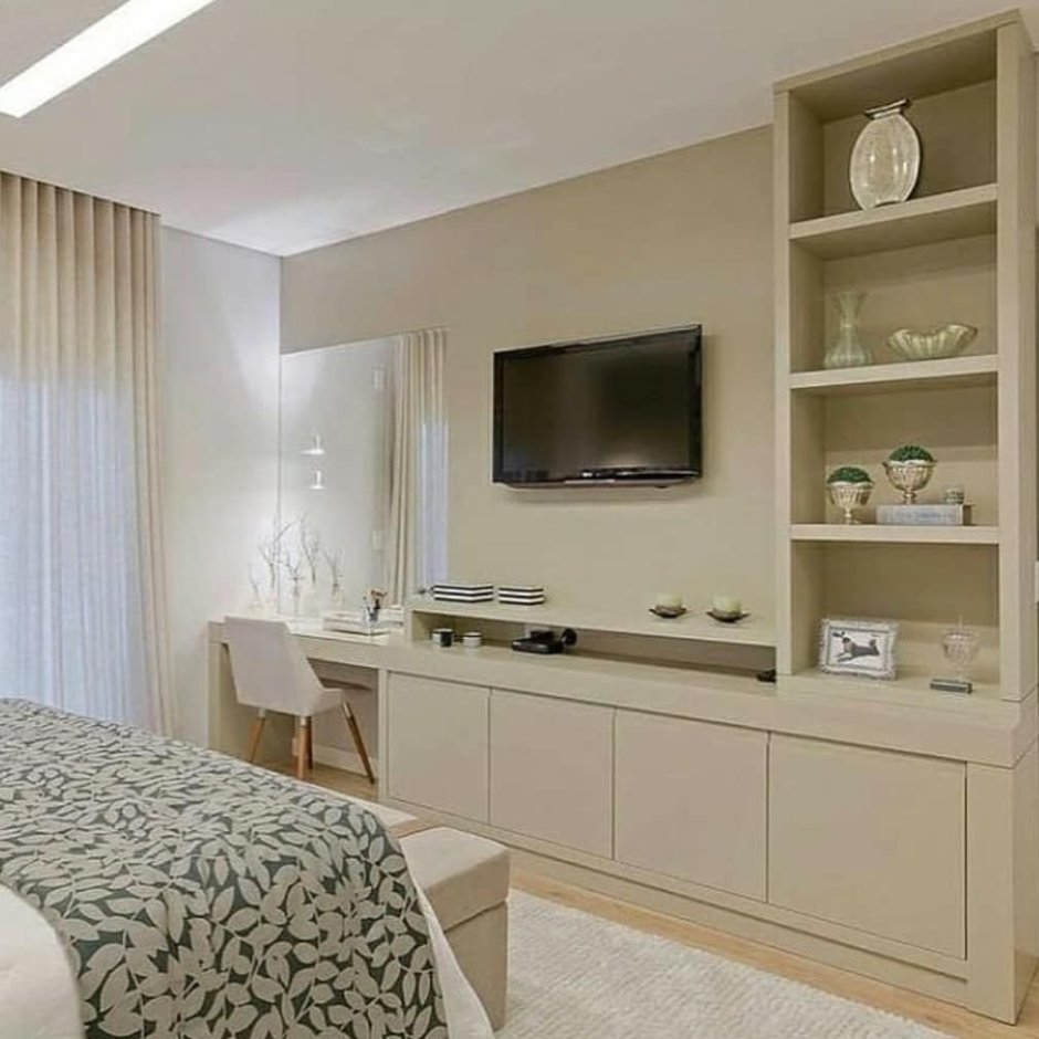 Спальня с большим телевизором