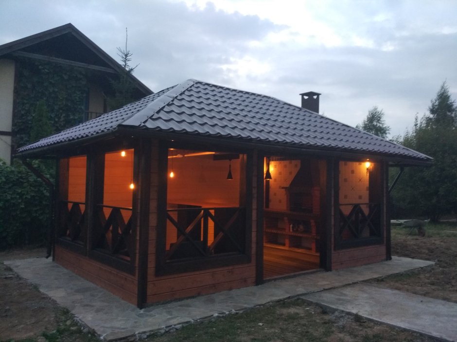 Закрытая беседка с печкой
