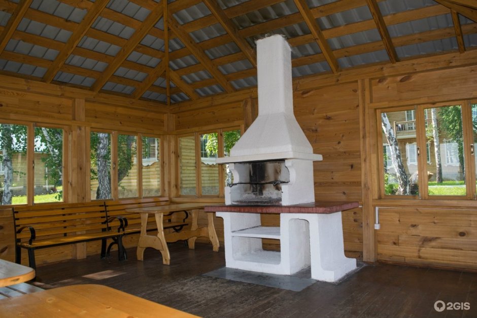 Летняя кухня с камином