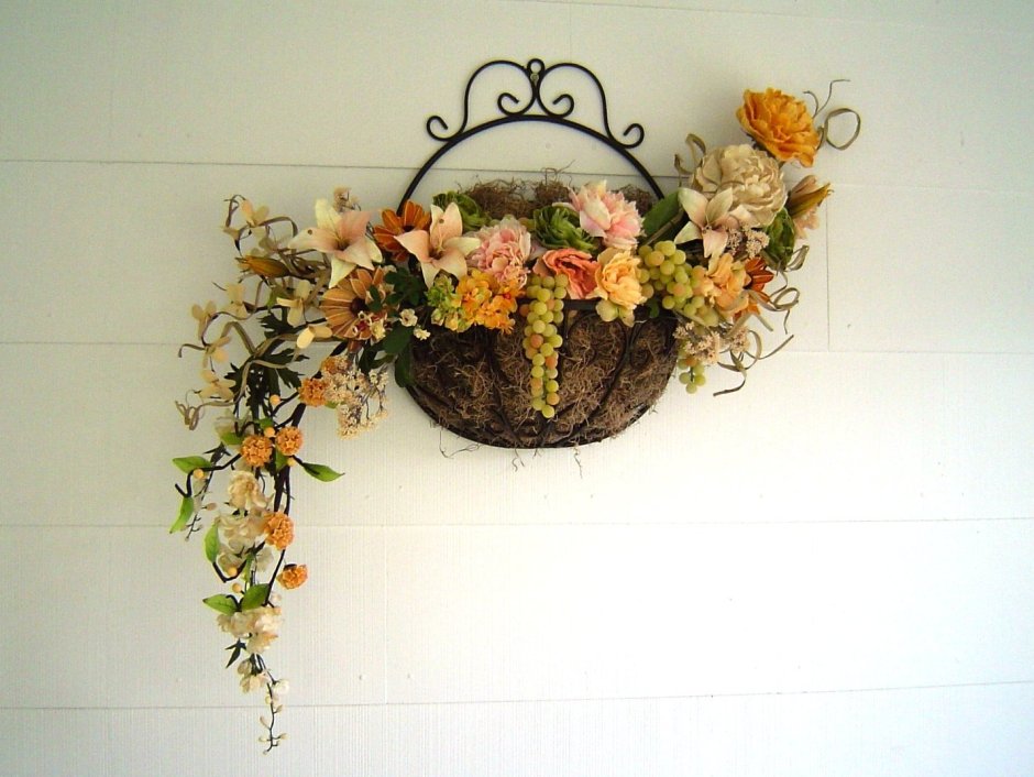 Напольная ваза с цветами в интерьере