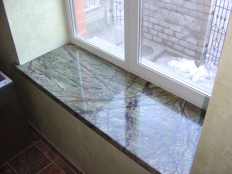 Пластиковый подоконник вровень со стеной